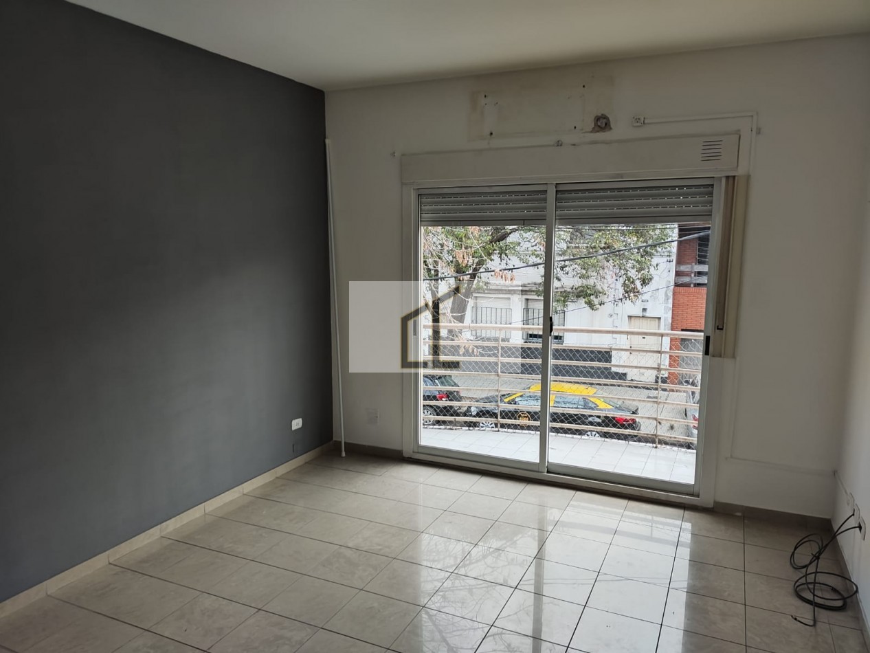 Depto. 2 Amb. en 1er Piso - Frente - BAJAS EXPENSAS